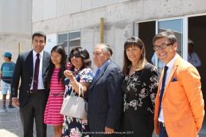 El Intendente Arturo Molina, acompañado por Isabel de la Vega, directora Serviu Región de Antofagasta y los felices beneficiarios