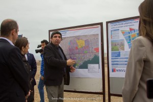 El subsecretario de Vivienda y Urbanismo, Guillermo Rolando, visitó esta mañana el sector donde se emplazará el Plan Urbano Habitacional Altos La Chimba, ubicado en el extremo norte de Antofagasta, sector donde se espera iniciar construcción de viviendas