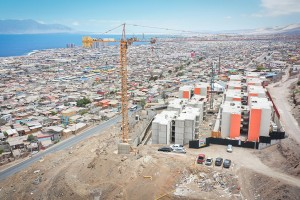 Acompañadas por SERVIU las familias beneficiarias firmaron el acta de entrega de terreno a la nueva empresa encargada de finalizar la construcción de sus viviendas